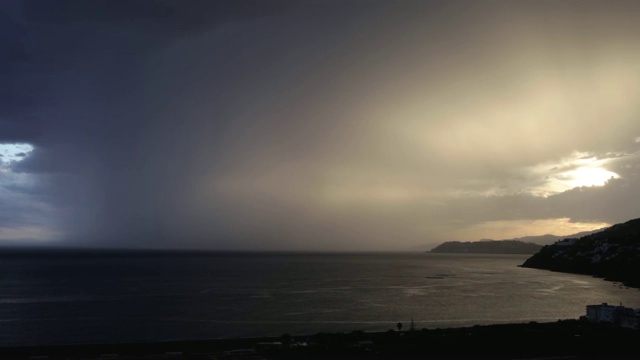 西班牙格拉纳达海岸日落时的雷雨视频素材