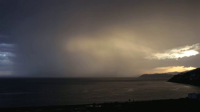 西班牙格拉纳达海岸日落时的雷雨视频素材