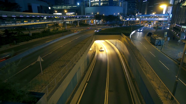 繁忙的交通在高峰时间穿过香港的主要道路视频素材