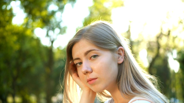 特写美女肖像年轻女子的脸与绿色的眼睛视频素材