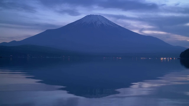 富士山映在黄昏的山中湖视频素材