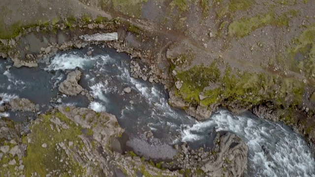 飞越冰岛火山河上的瀑布视频素材