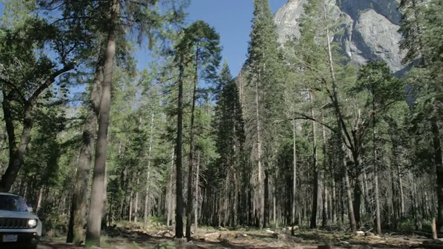 穿越约塞米蒂山谷，约塞米蒂国家公园，联合国教科文组织世界遗产，加利福尼亚州，美国，北美视频素材