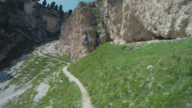 一个男人在高山上徒步旅行的冒险视频素材