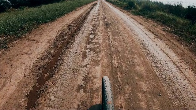 从自行车上看乡间道路视频素材