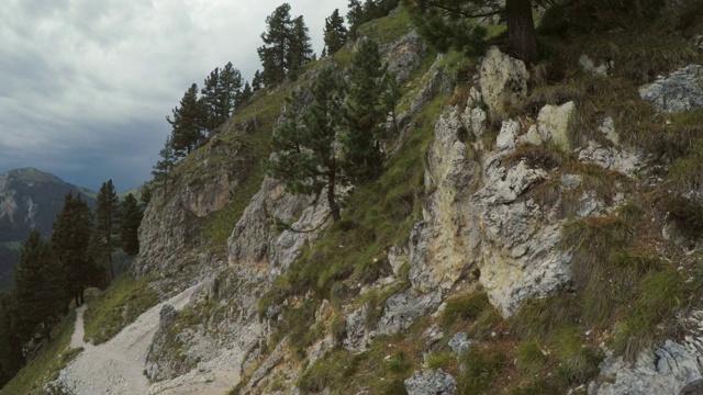 一个男人在高山上徒步旅行的冒险视频素材