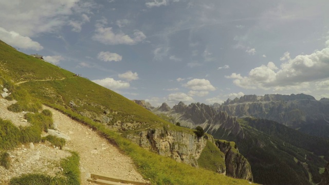 一个男人在高山上徒步旅行的冒险视频素材