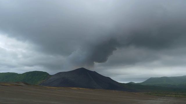 瓦努阿图塔纳的活火山冒出浓重的深灰色烟雾。视频素材