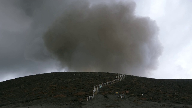 白色的栏杆和小径通向太平洋上一座活火山的山顶。视频素材