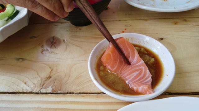 芥末三文鱼生鱼片-日本料理视频素材