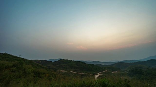 美丽的变换遮阳日出天空与热带山脉，时间流逝视频视频素材