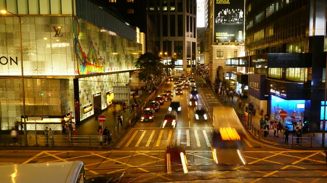 在香港市中心周围的人们和交通视频素材