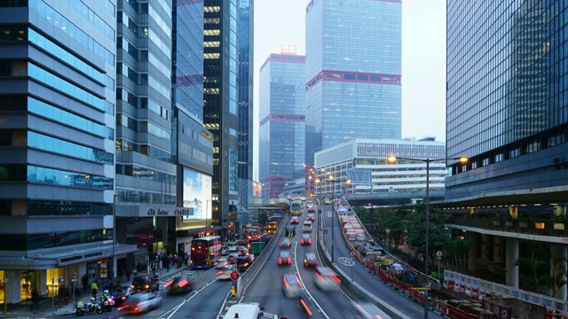 在香港市中心周围的人们和交通视频素材