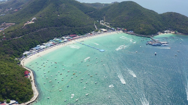 鸟瞰图海滩与美丽的海在Koh larn岛在芭堤雅市视频素材