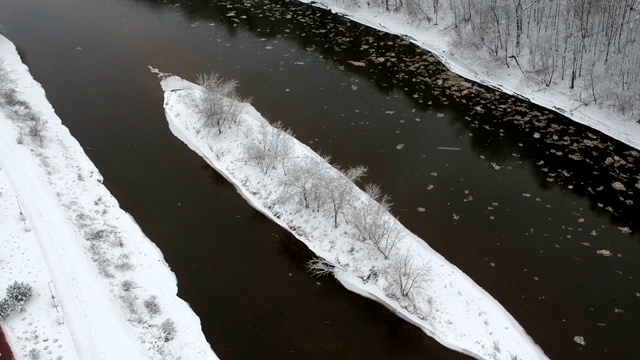 雪岛在冬季的河流，空中视频素材