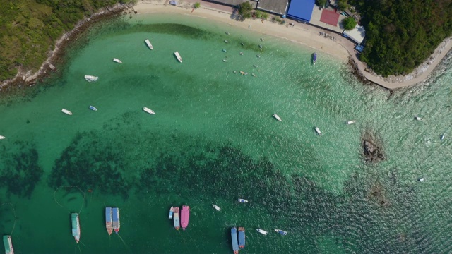 鸟瞰图海滩与美丽的海在Koh larn岛在芭堤雅市视频素材