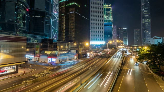 香港晚上的交通高峰时间。中国香港高速公路上摩天大楼和繁忙交通的时间流逝视频素材