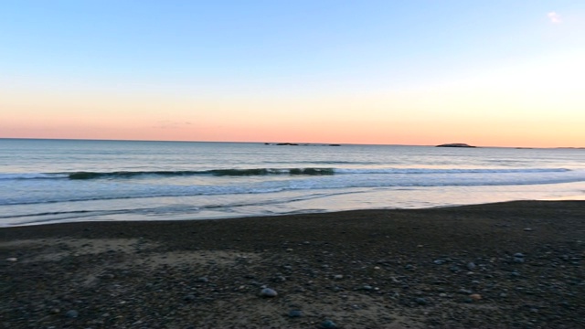 马萨诸塞州冬天日落时的海岸和海浪视频素材