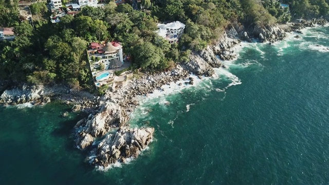 墨西哥巴亚尔塔港附近崎岖的海岸线视频素材