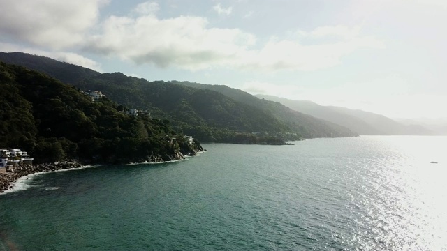 墨西哥巴亚尔塔港附近崎岖的海岸线视频素材