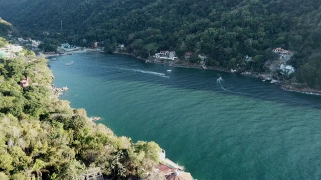 墨西哥巴亚尔塔港附近崎岖的海岸线视频素材