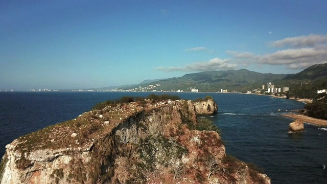 墨西哥巴亚尔塔港附近崎岖的海岸线视频素材