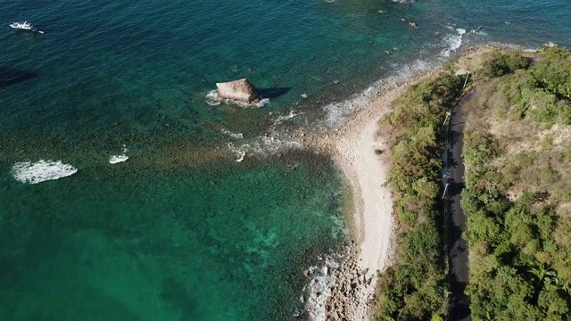 墨西哥巴亚尔塔港附近崎岖的海岸线视频素材