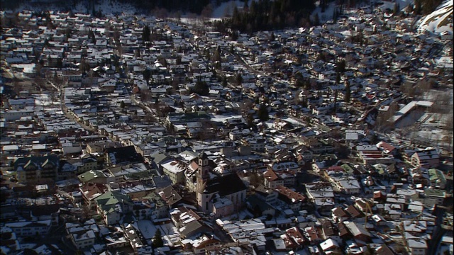 古雅小镇Garmisch-Partenkirchen坐落在德国阿尔卑斯山的一个山谷，德国巴伐利亚。视频素材