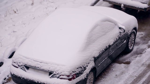 车顶上覆盖着厚厚的积雪视频素材