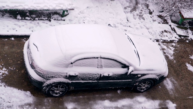 汽车顶上覆盖着雪视频素材