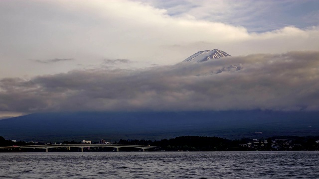 富士山上空的4k延时风暴云视频素材