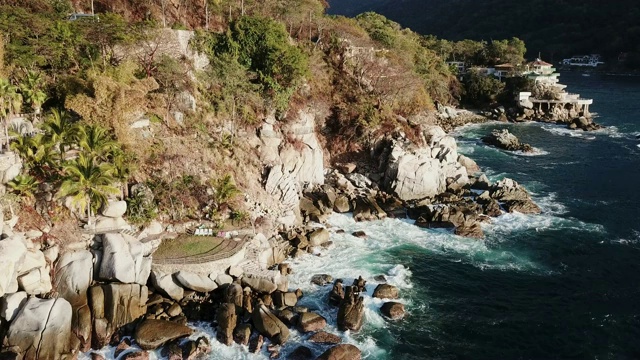 墨西哥巴亚尔塔港附近崎岖的海岸线视频素材