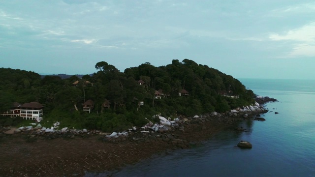 鸟瞰图沿着海岸线美丽的岛屿。射杀。绿色的岛屿，松树，海岸和美丽的蓝色海洋视频素材