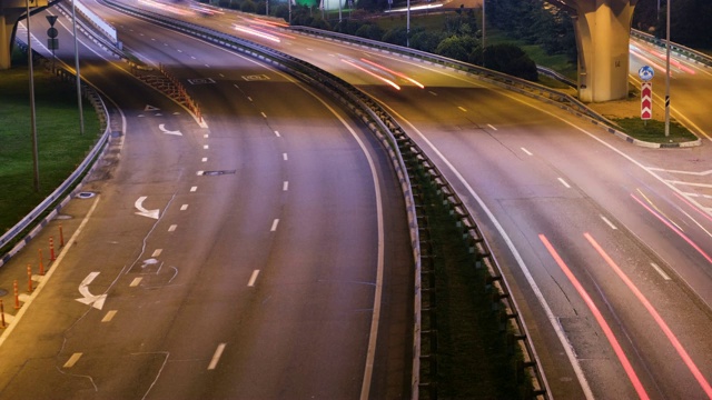 俄罗斯索契夜间高峰时段一条繁忙道路的时间间隔视频素材