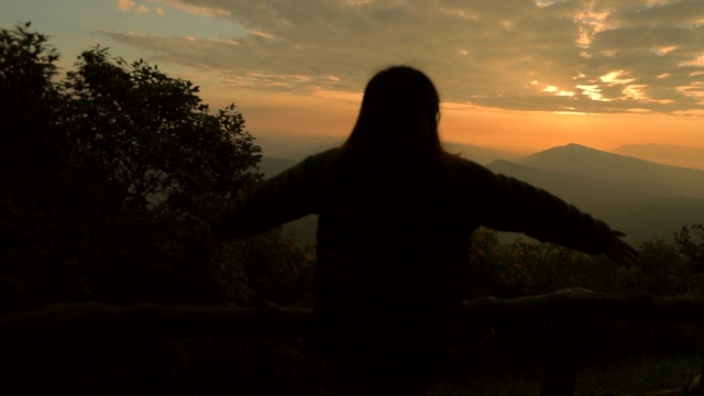 亚洲女人看日出的观点与雾山，慢动作，概念女人独自旅行视频素材