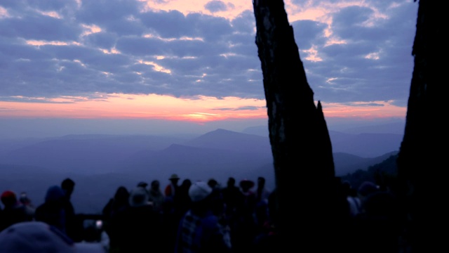 游客夫妇在山上日出的场景，慢镜头视频素材