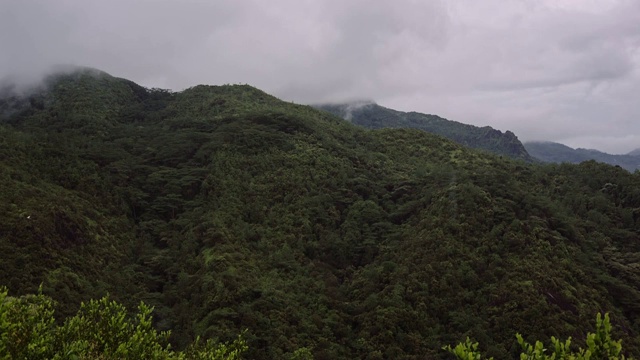 岛上的青山在阴雨绵绵的天气里，山顶上隐藏着白云。视频下载