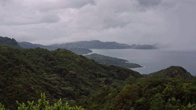 岛上的青山在阴雨绵绵的天气里，山顶上隐藏着白云。视频素材