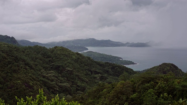 岛上的青山在阴雨绵绵的天气里，山顶上隐藏着白云。视频下载