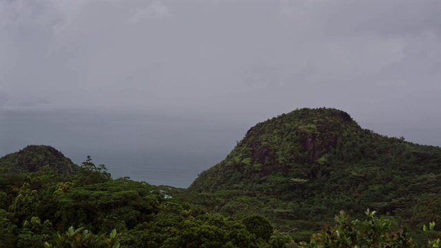 岛上的青山在多云多雨的天气下，全景看，山顶被白云遮住了。视频素材