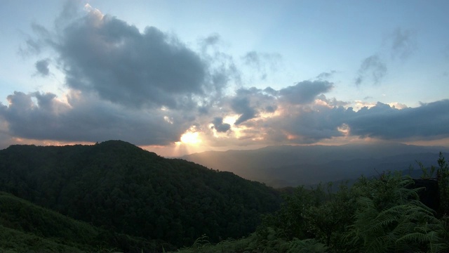 日落时分，风吹雾吹山的景观景观视频素材