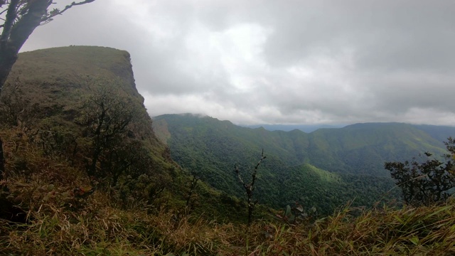 风吹雾，傍晚露出山景视频素材