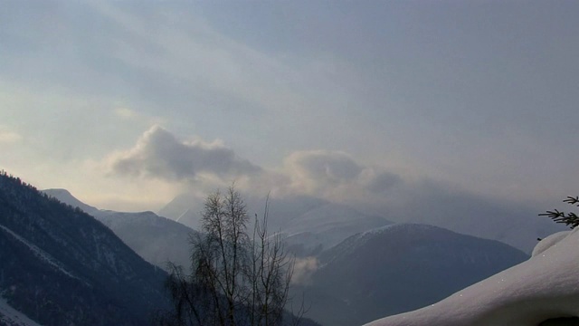 冬季景观与山和云-时间流逝视频素材