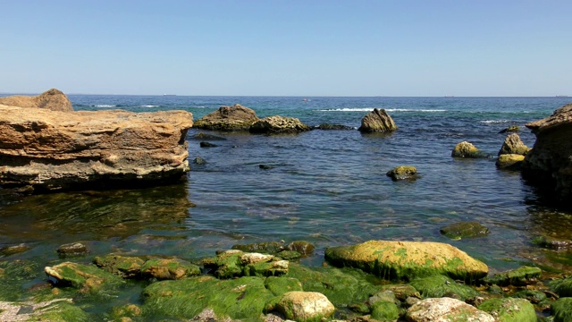 岩石海滩，黑海上一个阳光明媚的日子视频素材