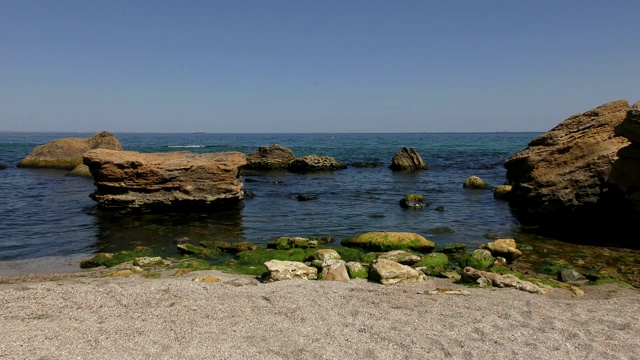 岩石海滩，黑海上一个阳光明媚的日子视频素材