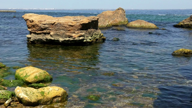 岩石海滩，黑海上一个阳光明媚的日子视频素材