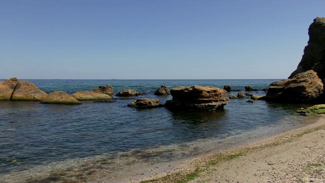 岩石海滩，黑海上一个阳光明媚的日子视频素材