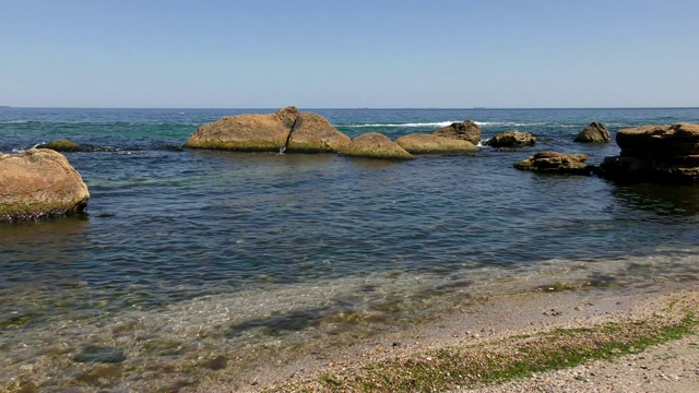 岩石海滩，黑海上一个阳光明媚的日子视频素材