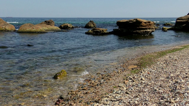 黑海的岩石海滩视频素材