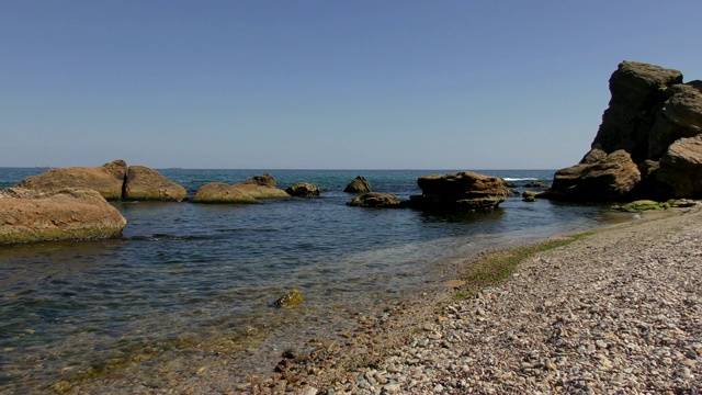 黑海的岩石海滩视频素材